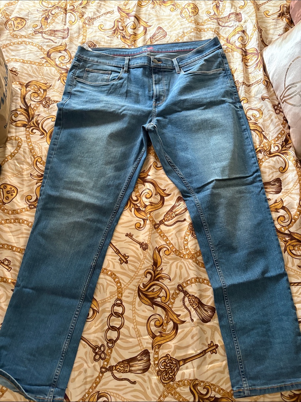 Perry Ellis Men’s Relaxed Jeans - Light Blue Wash